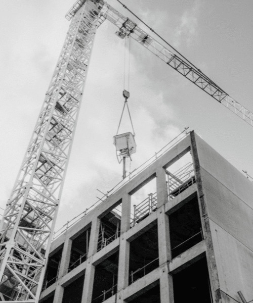 Image d'un gros immeuble en construction pour le financement hypothécaire à long terme.