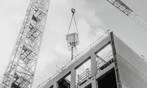Image d'un gros immeuble en construction pour le financement hypothécaire à long terme.